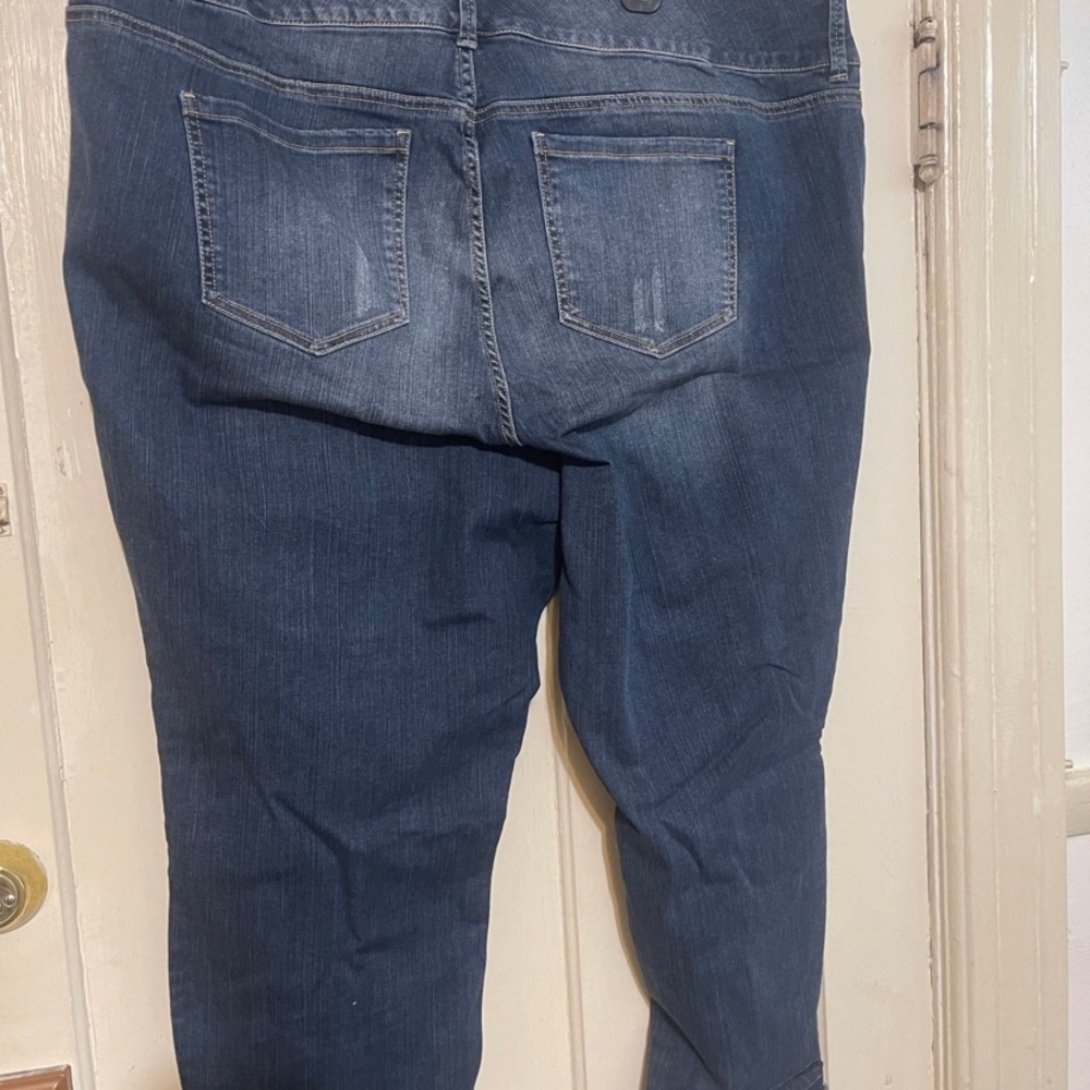 Torrid Premium Women Blue Denim Flat Front Distressed Raw Hem Capri Pants 26 NEW - Picture 10 of 12